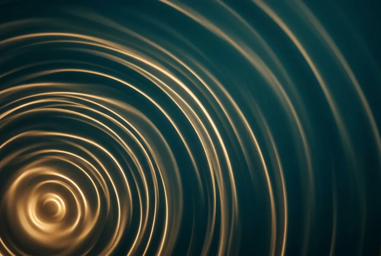 抽象聲波視覺化,溫暖金色弧線在深青色背景上由左下角向外擴散,線條明暗交錯形成層次,無文字標記